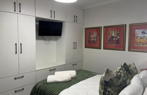 Bellville Bed & Breakfast | Room @carol close