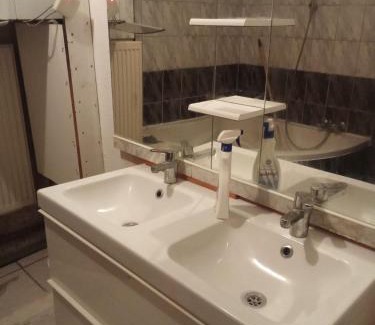 Mulhouse House | Room chambre Zimmer in einer Wohnung