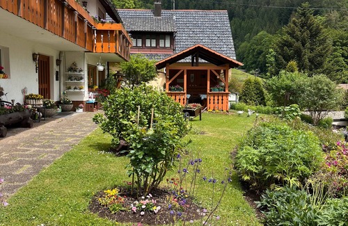 Bad Rippoldsau-Schapbach Apartment | Room 'Doppelzimmer' with Shared Garden, Balcony and Wi-Fi