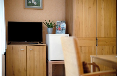Elzach Apartment | Room 'Doppelzimmer Gänseblümchen' with Private Terrace, Shared Garden and Wi-Fi