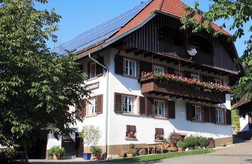 Elzach Apartment | Room 'Doppelzimmer Gänseblümchen' with Private Terrace, Shared Garden and Wi-Fi