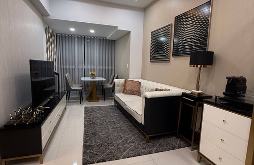 Bonifacio Global City House | Room-executive Suites 4 Bedroom Condo Up