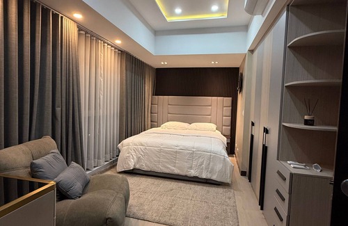 Bonifacio Global City House | Room-executive Suites 4 Bedroom Condo Up