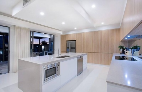 Broadbeach Waters House | Room for everyone in this luxurious waterfront property!