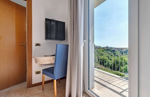 San Zeno di Montagna Apartment | Room 'Hotel Laguna Panorama 3' with Shared Terrace, Wi-Fi and Air Conditioning