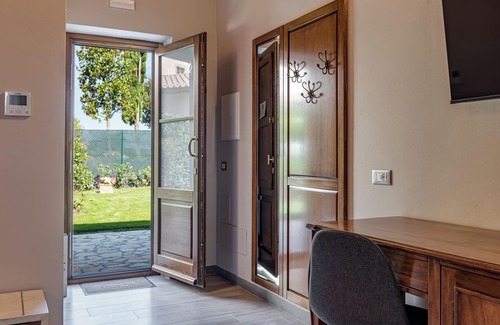 Borgo San Lorenzo Apartment | Room 'Il Borghetto Azalea' with Shared Garden, Wi-Fi and Air Conditioning