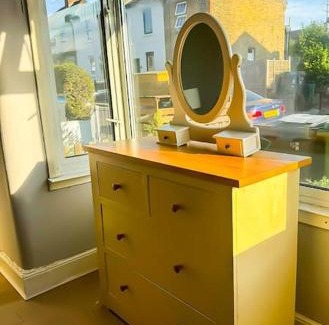 Surbiton Apartment | Room in a house share - Kingsized room 25 min away from Central London