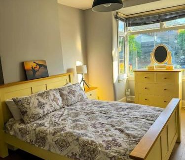 Surbiton Apartment | Room in a house share - Kingsized room 25 min away from Central London