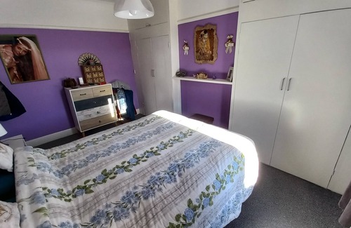 London Borough of Bromley Cabin | Room in a quiet area close to the train station, bus and many restaurants
