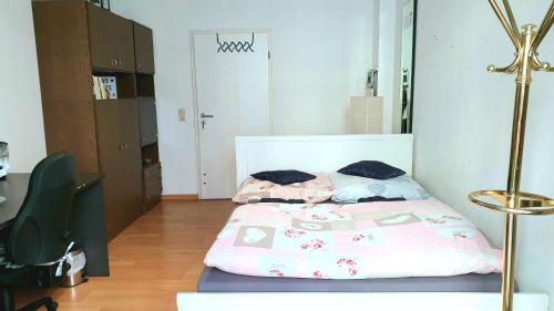 Halle Apartment | Room in City Center Halle with shared bathroom & kitchen - Free WiFi, Netflix, iPad & Ground floor
