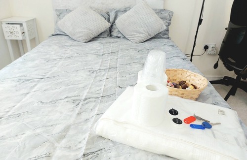 Telford House | Room in Guest Room - Double Room, Full Kitchen, Smart TV, Shared Bathroom in 3-bed Home