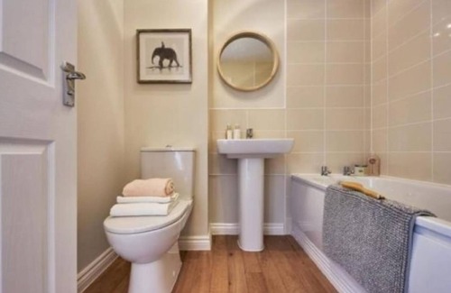 Telford House | Room in Guest Room - Double Room, Full Kitchen, Smart TV, Shared Bathroom in 3-bed Home