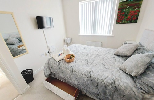 Telford House | Room in Guest Room - Double Room, Full Kitchen, Smart TV, Shared Bathroom in 3-bed Home