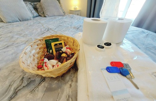 Telford House | Room in Guest Room - Ensuite Double Room, Full Kitchen, in 3-bed Home