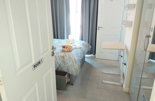Telford House | Room in Guest Room - Ensuite Double Room, Full Kitchen, in 3-bed Home