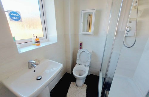 Telford House | Room in Guest Room - Ensuite Double Room, Full Kitchen, in 3-bed Home