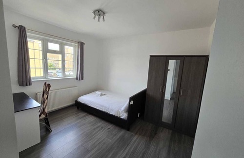St. Dunstan's House | Room in Guest Room - Limehouse Townhomes Modern Spacious Serviced Double Room