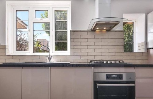 Tower Hamlets House | Room in Guest Room - Limehouse Townhomes Modern Spacious Serviced En-suite Room