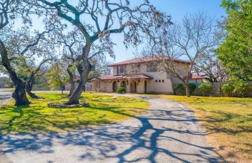 Leon Valley House | Room in Shared Mansion home Near Methodist Hospital