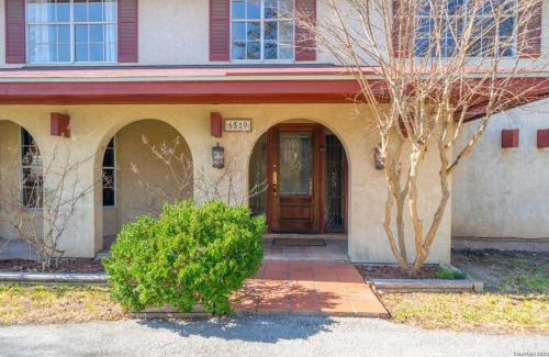Leon Valley House | Room in Shared Mansion home Near Methodist Hospital