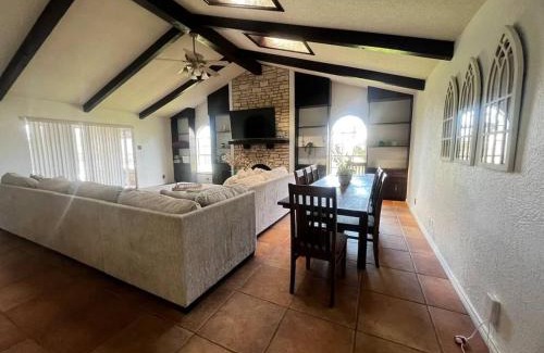Leon Valley House | Room in Shared Mansion home Near Methodist Hospital