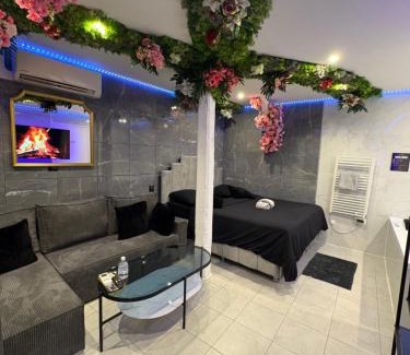 Saint-Denis Hotel | Room & Jacuzzi - Stade de France