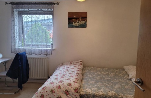 London Borough of Hounslow House | Room near Heathrow Airport