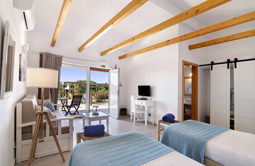 Portimao Bed & Breakfast | Room 'Quarto Lírio Das Areias' with Shared Pool, Wi-Fi and Air Conditioning