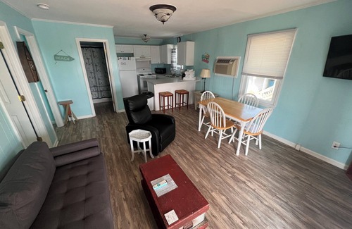 Topsail Beach Hotel | Room #SAPT Efficiency King w/Kitchen Dog Y