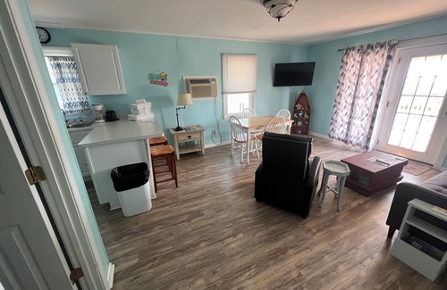 Topsail Beach Hotel | Room #SAPT Efficiency King w/Kitchen Dog Y
