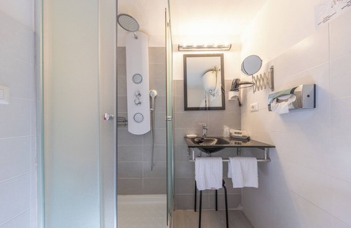 Rione VII Regola House | Room-small Double Room in History House