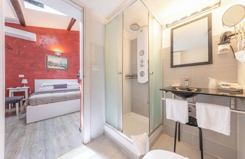 Rione VII Regola House | Room-small Double Room in History House
