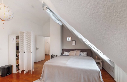 Bad Soden am Taunus House | Room 'Taunus-Zimmer Skyline-Blick' with Wi-Fi