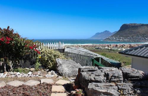 Clovelly Apartment | Room With a View for Two