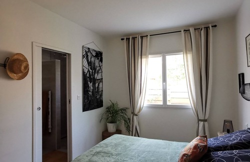 Audenge Bed & Breakfast | Room with private bathroom in a private home