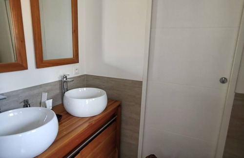 Audenge Bed & Breakfast | Room with private bathroom in a private home