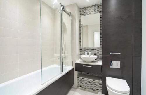 Shadwell House | Room with private bathroom in a modern two bedroom two bathroom flat