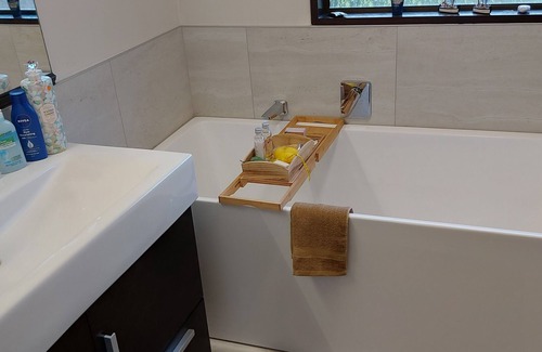 Tauranga Bed & Breakfast | Room with Queen bed. Close to all Bay attractions. Free Wifi & safe parking.
