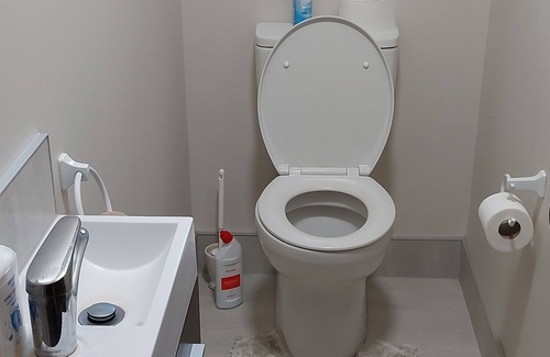 Tauranga Bed & Breakfast | Room with Queen bed. Close to all Bay attractions. Free Wifi & safe parking.