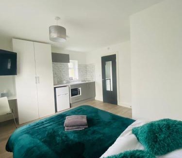Peterborough Apartment | Roomello City Studios