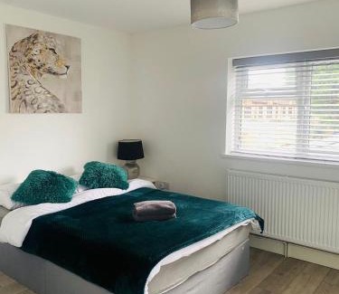 Peterborough Apartment | Roomello City Studios
