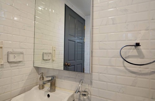 Khlong Toei Hotel | RoomQuest Sukhumvit 36 BTS Thonglor