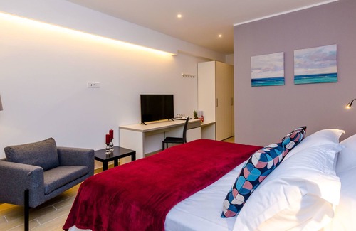 Gruz Hotel | Rooms 4 U