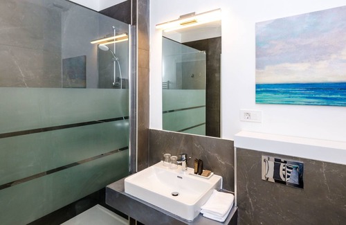 Gruz Hotel | Rooms 4 U