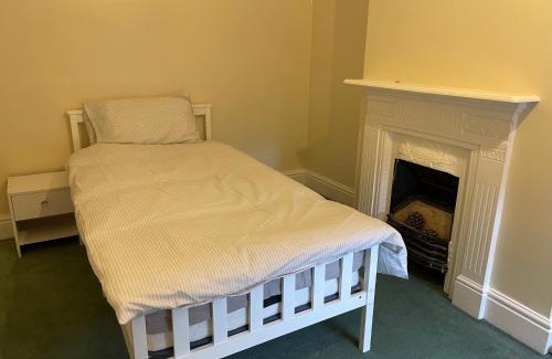 Wolverton Bed & Breakfast | Rooms In A Victorian Comfortable 4-bedroom house in Milton Keynes Rooms Not En-suites