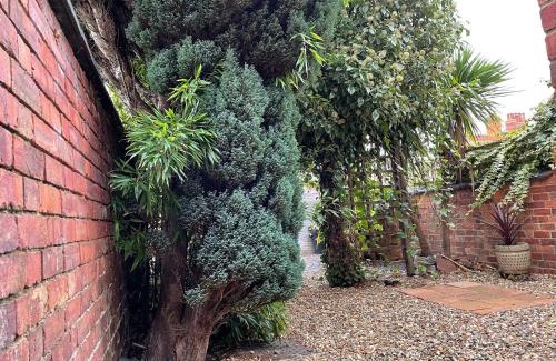 Wolverton Bed & Breakfast | Rooms In A Victorian Comfortable 4-bedroom house in Milton Keynes Rooms Not En-suites