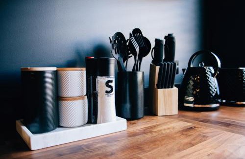 Leeton Apartment | Rooms of Renown - The Panaretto Parlour