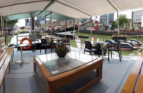 Stadsdriehoek Boat Rental | Rooms on Water, a beautiful holidayhouse on the water in the center of Rotterdam