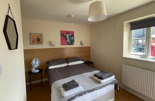 Byfleet Apartment | Rooms to rent in local pub in the heart of Byfleet!