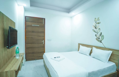 Noida Hotel | Roomshala 031 Silver Crown Sector 23